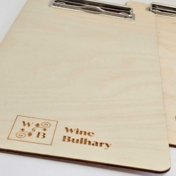 Dřevěné desky na jídelní lístek s kovovým klipem v rozměru 300x150mm + laser loga 