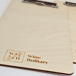 Dřevěné desky na jídelní lístek s kovovým klipem + laser loga